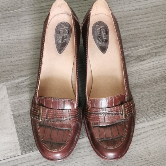 Clarks Shoes - Clarks womens Artisan brown leather crocodile embossed loafer. Size 10M